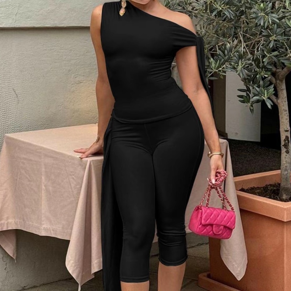 Asymmetrical Neck Knot Design Top & High Waist Capri Set